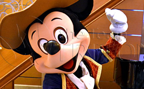 mickey-greeting-dcl-pirate