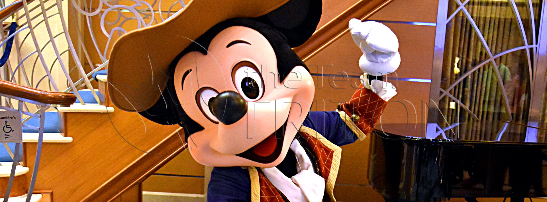 mickey-greeting-dcl-pirate